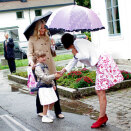 Prinsesse Ingrid Alexandra hilser på rektor Else Beitnes Johansen (Foto: Stian Lysberg Solum / Scanpix)